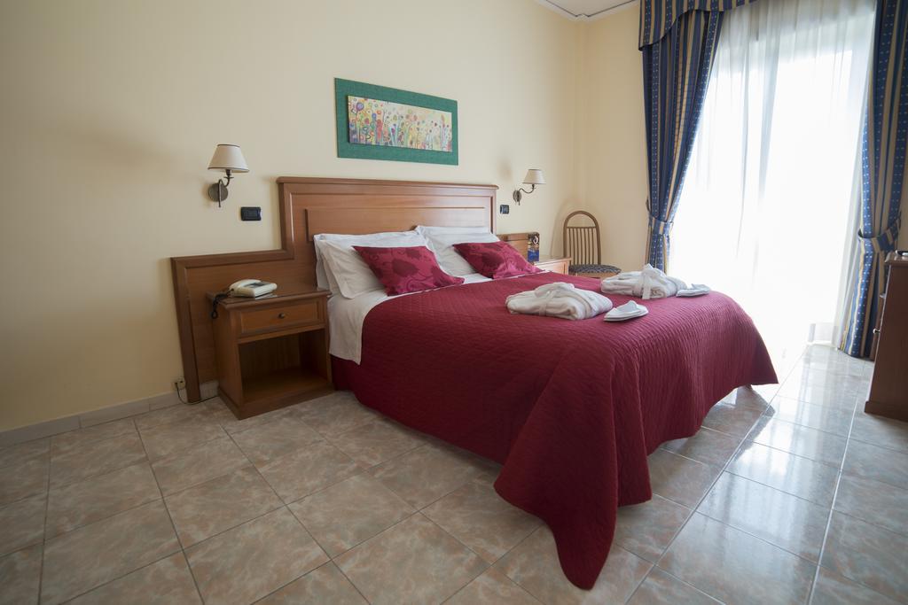 Albergo Scalzone Castel Volturno Exterior foto